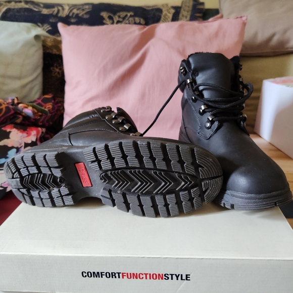 Boots - Picture 4 of 4